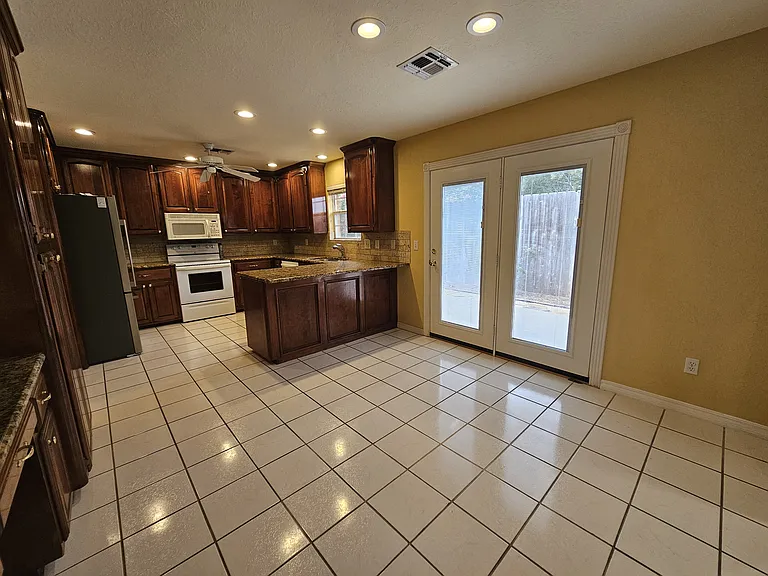 6605 NW Willow Tree Cir — Photo 5