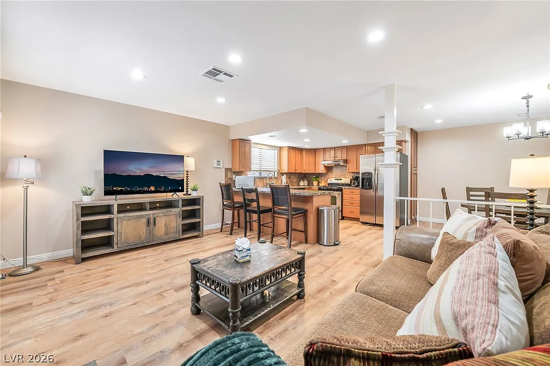 3 bed, 2.0 bath, 1526 sqft, $5,100 — Photo 3