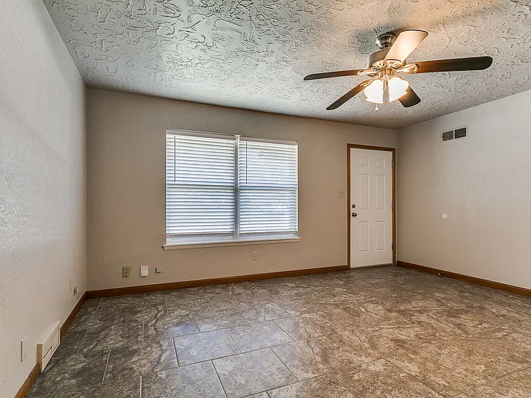 212 S Mercedes Dr — Photo 3