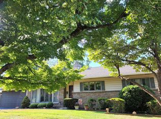 490 Paxon Hollow Rd, Broomall, PA 19008