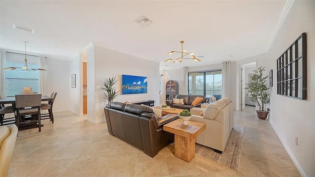 3 bed, 2.0 bath, 2108 sqft, $3,400 — Photo 4