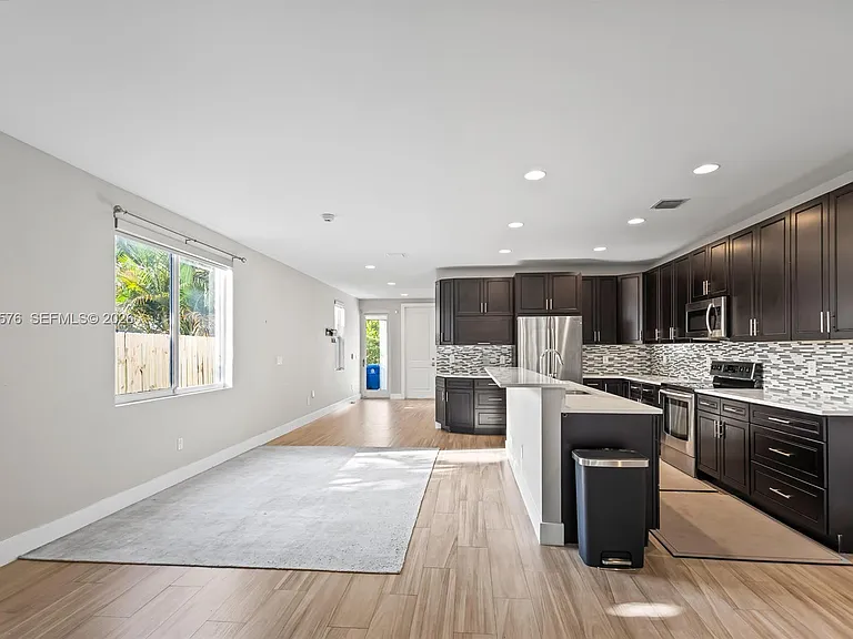 617 SW 17th St — Photo 1