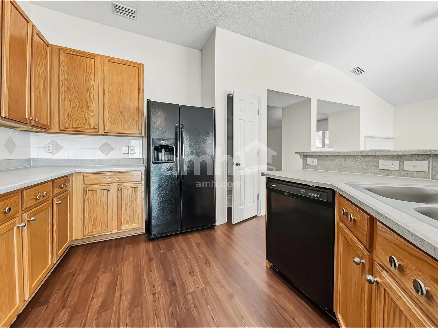 4 bed, 2.0 bath, 2206 sqft, $2,210 — Photo 4