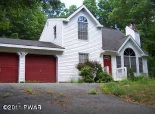140 Townsend Cir, Dingmans Ferry, PA 18328