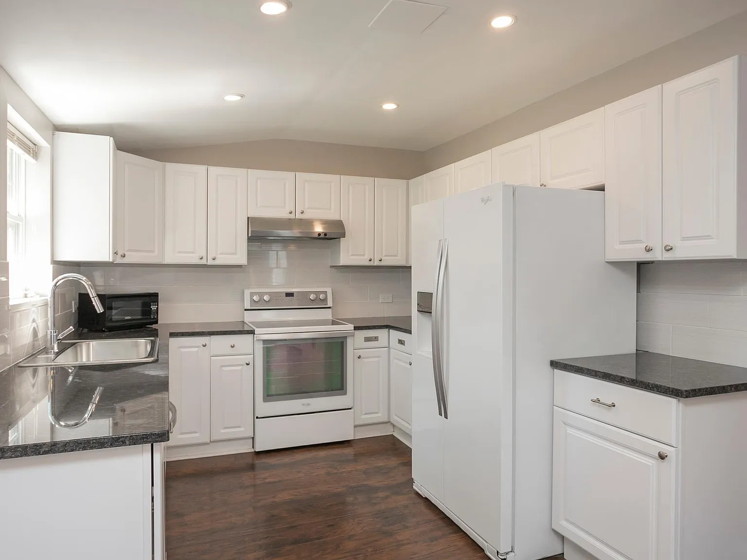 2 bed, 1091 sqft, $2,350 — Photo 4