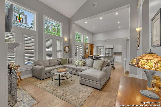 728 E Guenther St — Photo 5