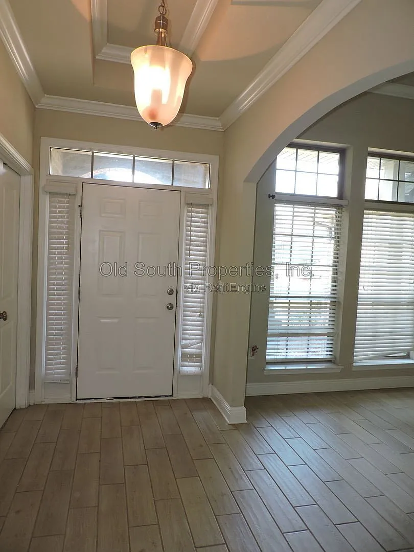 3 bed, 2.0 bath, 2560 sqft, $2,550 — Photo 2
