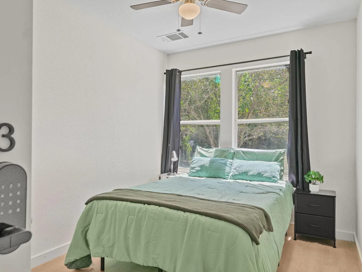 4 bed, 3.0 bath, 2450 sqft, $728 — Photo 1