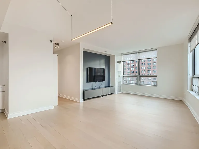 330 W Grand Ave #1202 — Photo 5