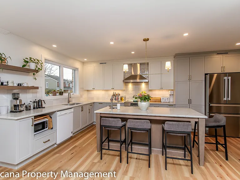220 Cowley Ave — Photo 9