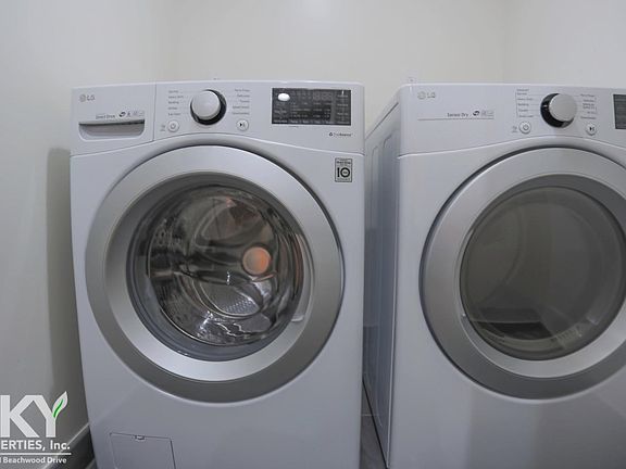 5th image of 1242 N Beachwood Dr