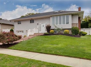 20 Gloria Pl, Plainview, NY 11803