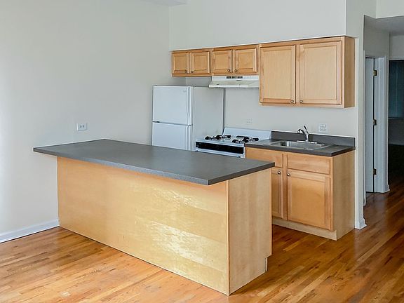 2nd image of 2517 N Lincoln Ave #D2