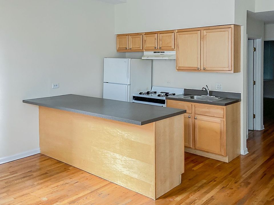 1st image of 2537 N Lincoln Ave #D2
