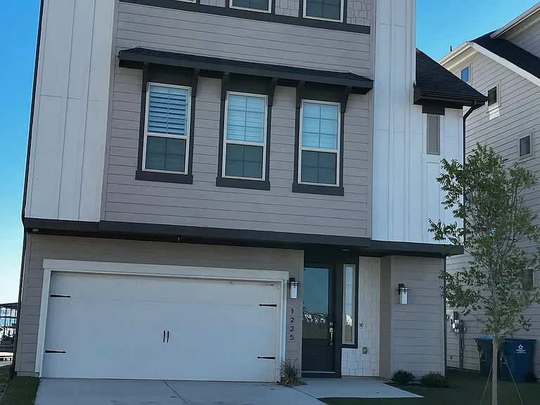 1225 Marc Place: on the end of the street with views of the Marina