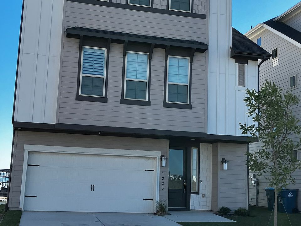 1225 Marc Place: on the end of the street with views of the Marina