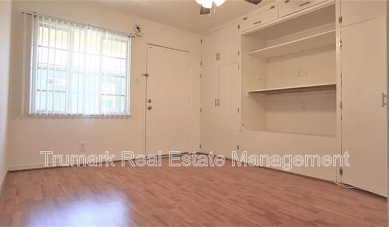 623 W Stocker St #C — Photo 4