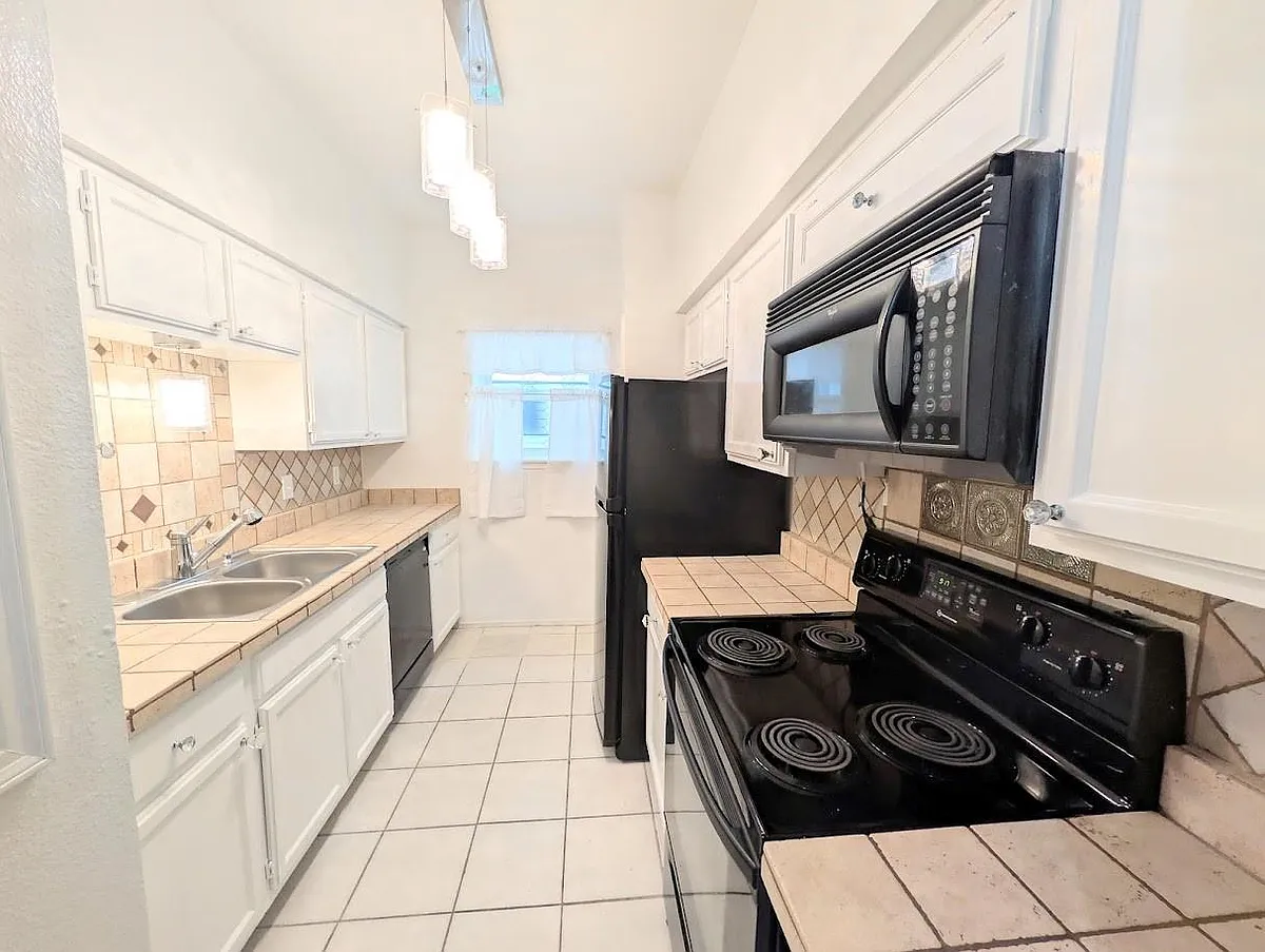Building Photo - 17641 Red Oak Dr #641