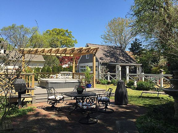 Deck w/ 6 Person Hot Tub