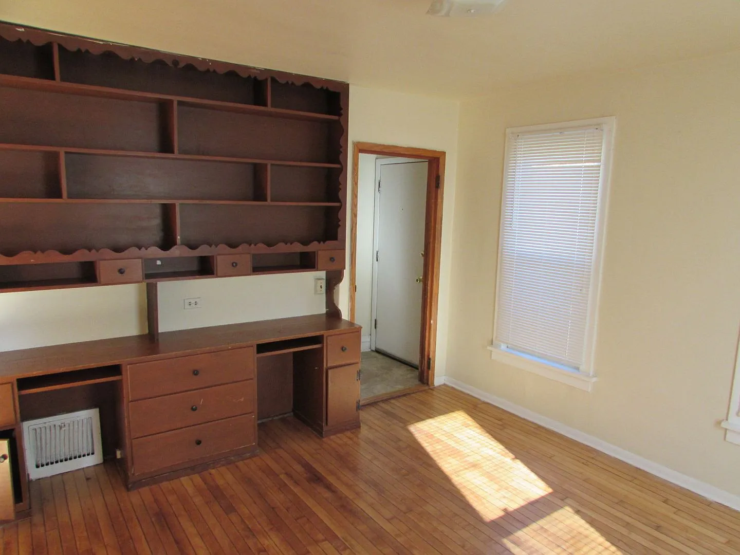 Spacious Madison 4-Bedroom Near Camp Randall - Available 8/15/2027 — Photo 2