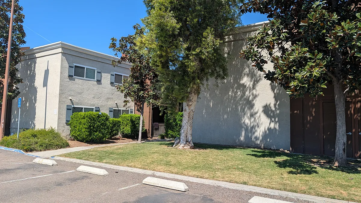 Outside of Complex - 550 Graves Ave #7
