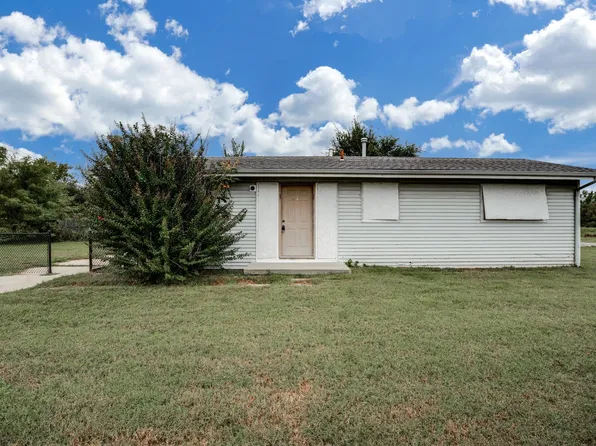 2236 E 53rd St S, Wichita, KS 67216