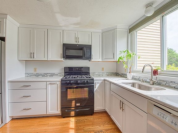 5th image of 28 Gaslight Ln Unit 28