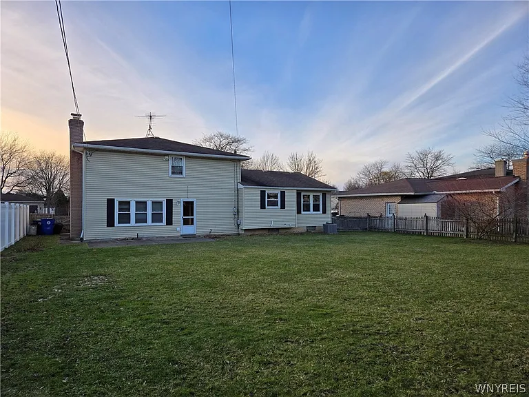 161 Foxpoint Dr W — Photo 3