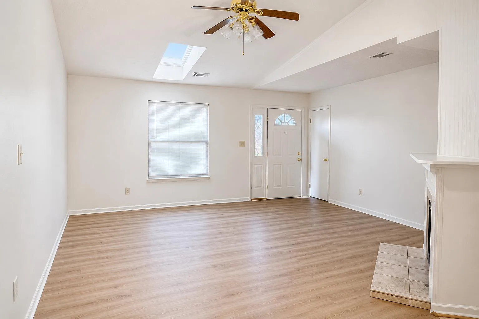 3 bed, 1.5 bath, 1025 sqft, $1,800 — Photo 3