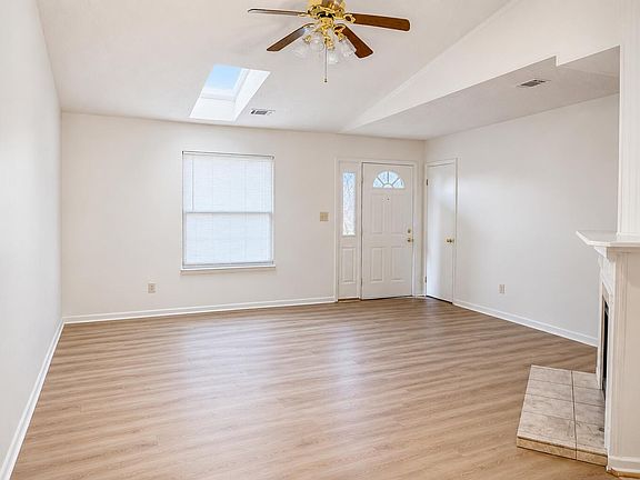 3rd image of 107 Hillside Dr