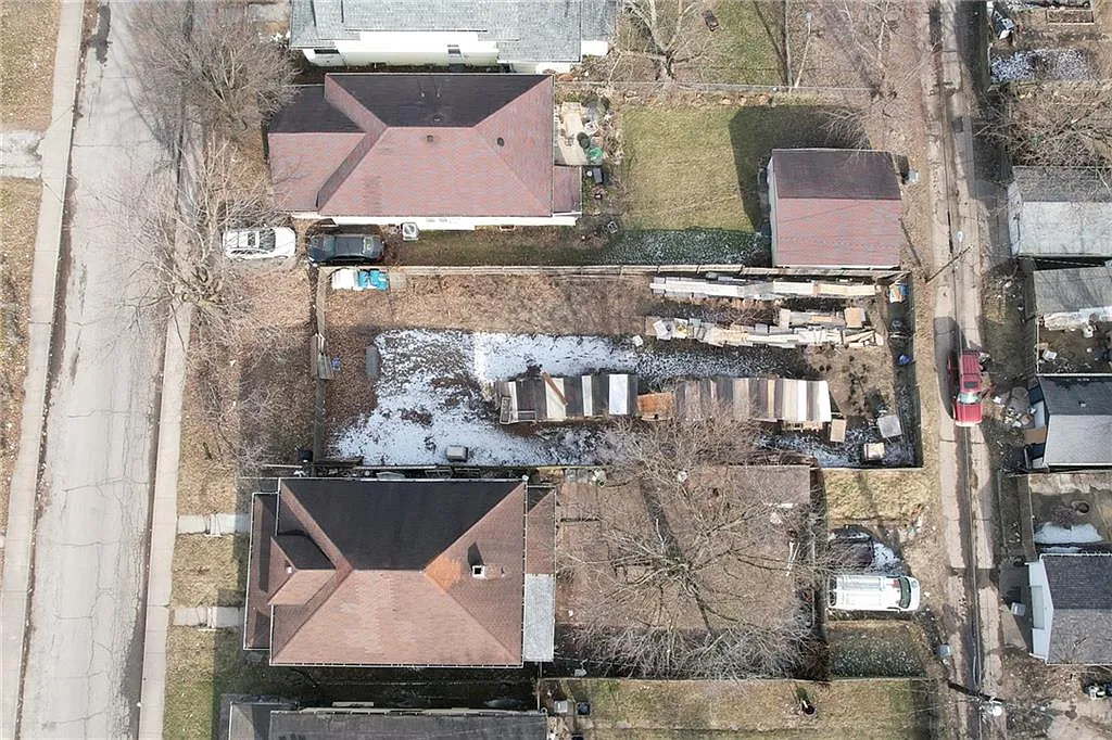 647 N Parker Ave photo 1