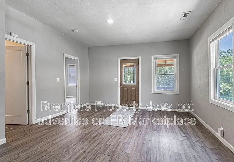 912 E Frederick St — Photo 2
