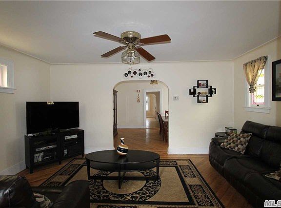 4th image of 22217 Fairbury Ave