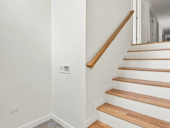 3rd image of 1118 W 19th St #2