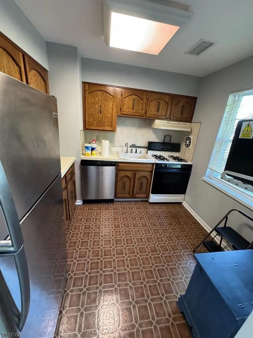 1 bed, 1.0 bath, $2,100 — Photo 1