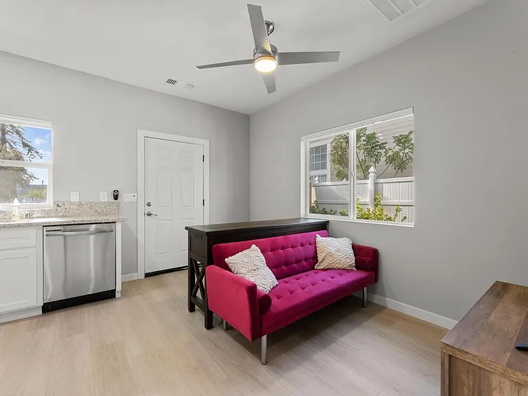 498 Johnston St — Photo 2