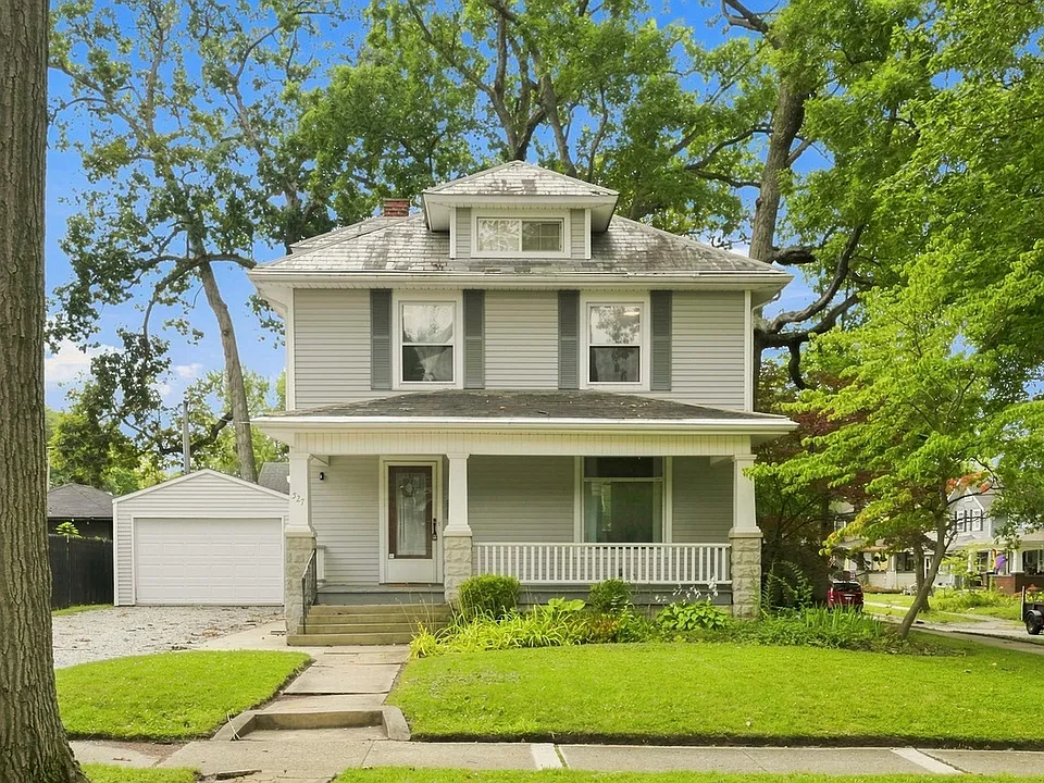 527 W Oakdale Dr