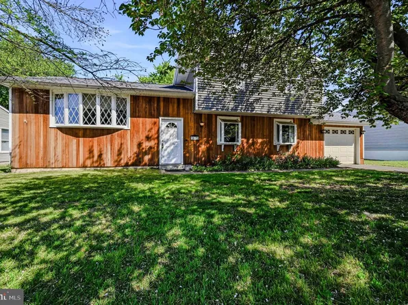 56 Upland Ct, Newark, DE 19713