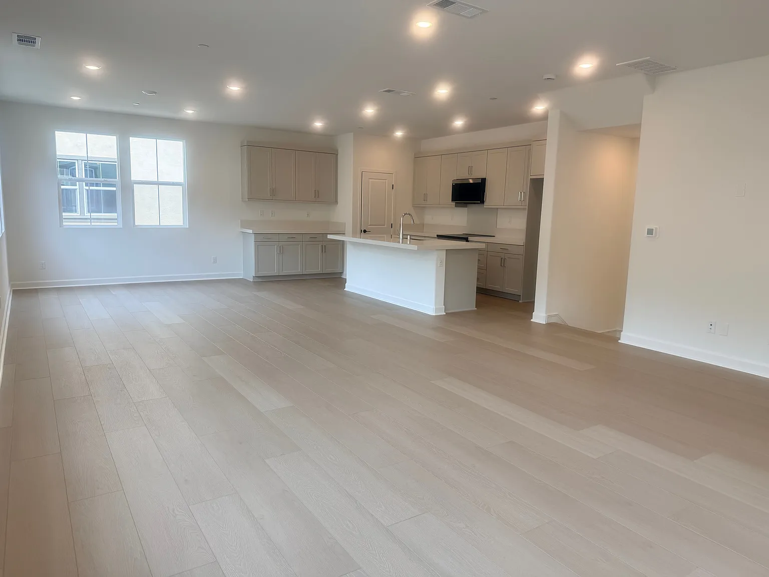 4 bed, 3.5 bath, 2068 sqft, $4,795 — Photo 4