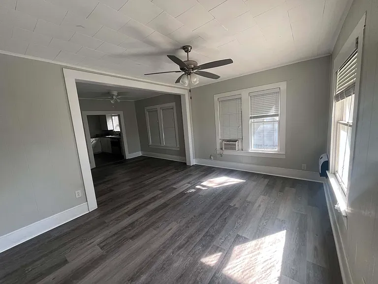 1607 Avenue I — Photo 3