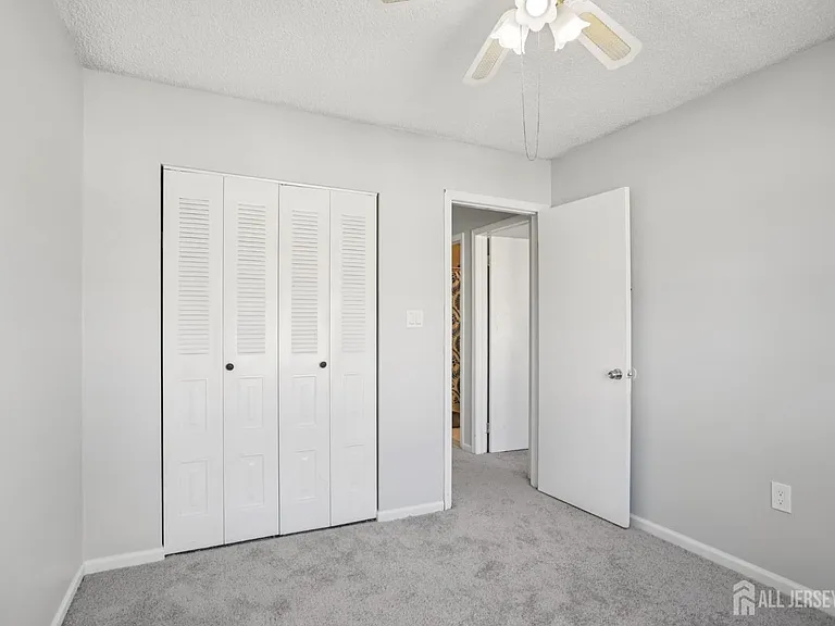 204 Hampshire Ct — Photo 13