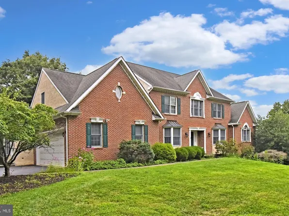 2 Whitefield Dr, Lafayette Hill, PA 19444