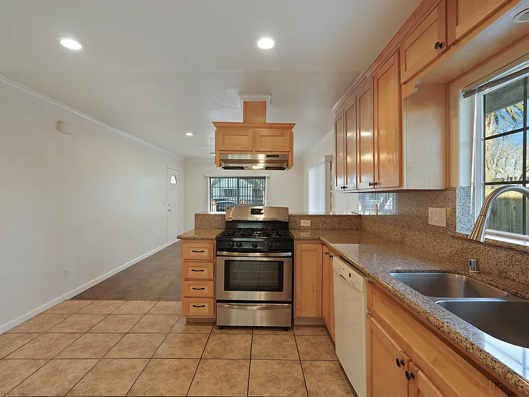 324 Flora St — Photo 8