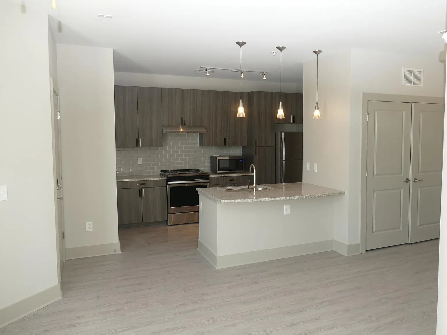 114 Earle — Photo 2
