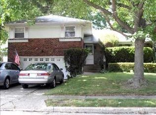 26 Center Dr, Syosset, NY 11791