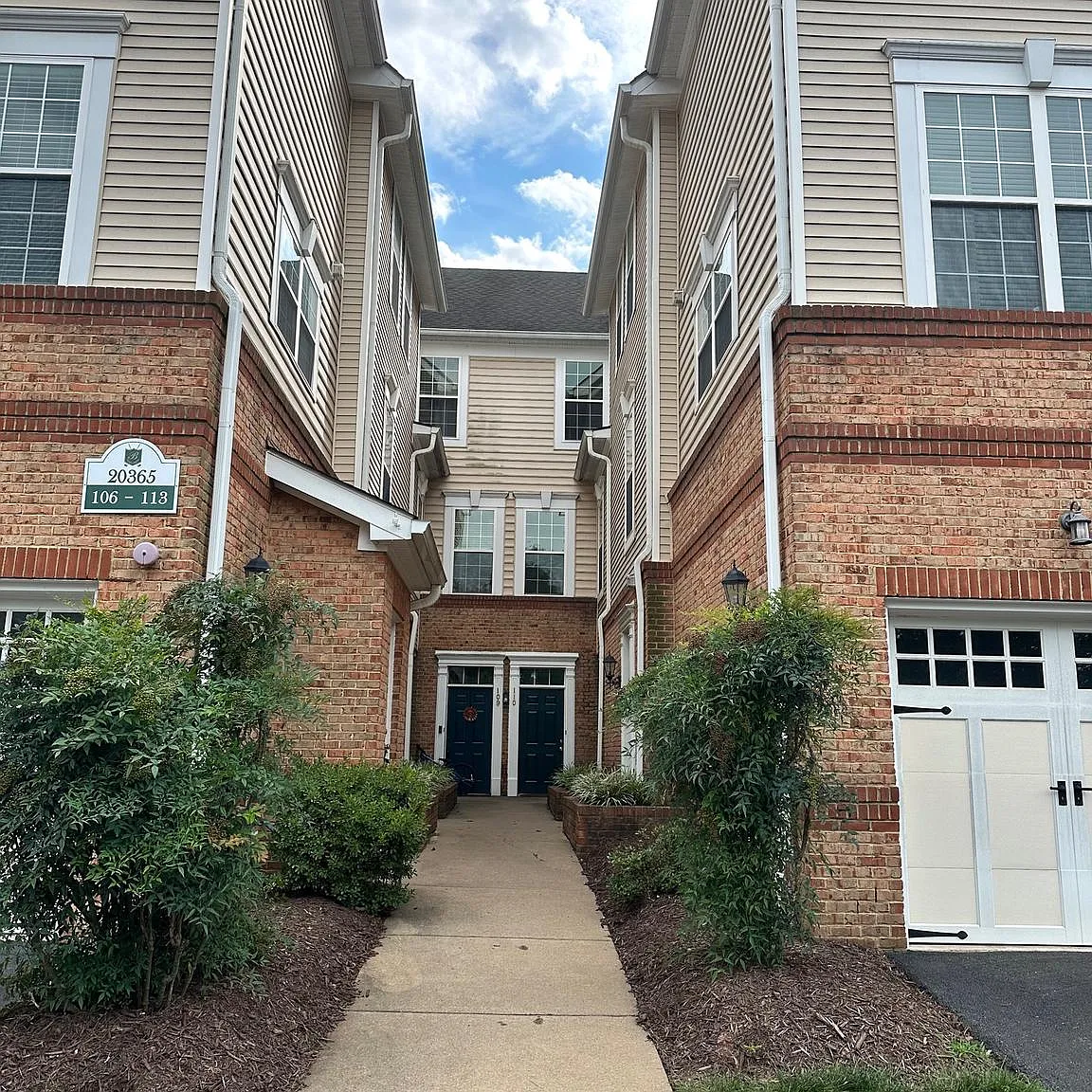2 bed, 1012 sqft, $2,299 — Photo 2