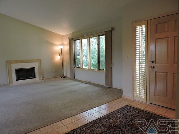 5th image of 503 W Sweetbriar Pl