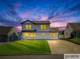 48 Kendall Dr, Parlin, NJ 08859