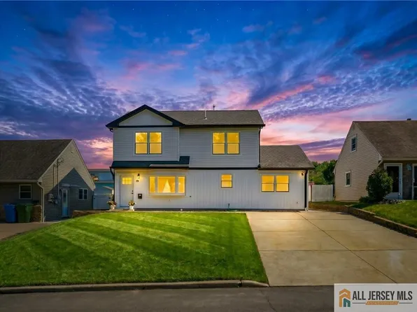 48 Kendall Dr, Parlin, NJ 08859