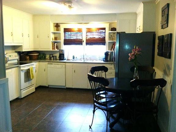 updated eat-in kitchen